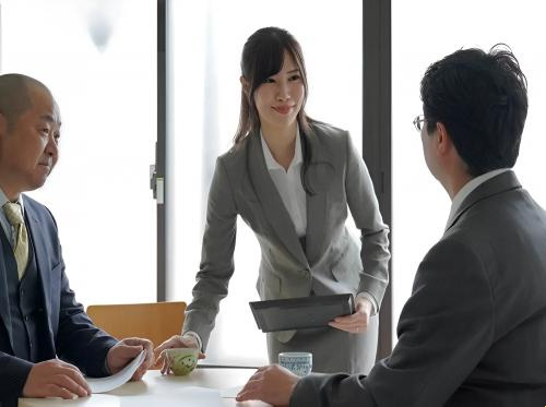 비서가 계약서에 성공적으로 서명한 방법
