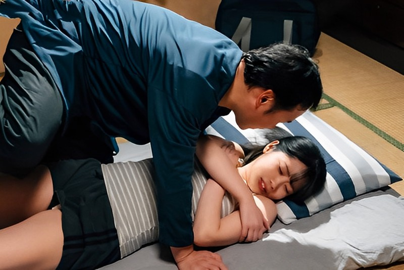 그의 아내는 일찍 죽었고 그녀의 양아버지는 아내의 의붓딸과 바람을 피웠다