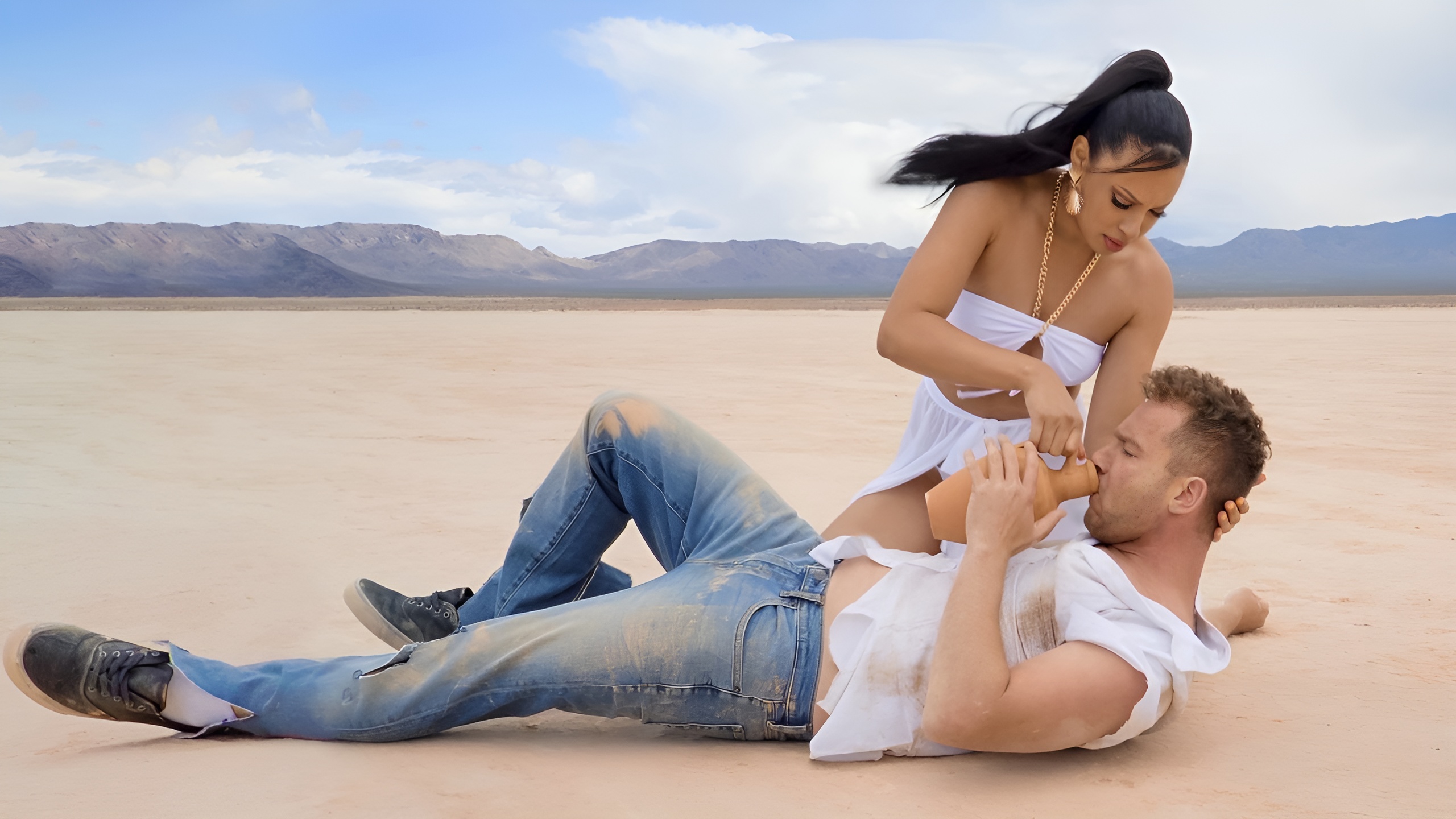 Un giovane perduto nel deserto e una bellissima ragazza